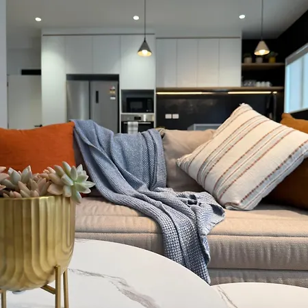 Elegant Newly Built Home For Perfect Stay Close To The Airport And City Centre